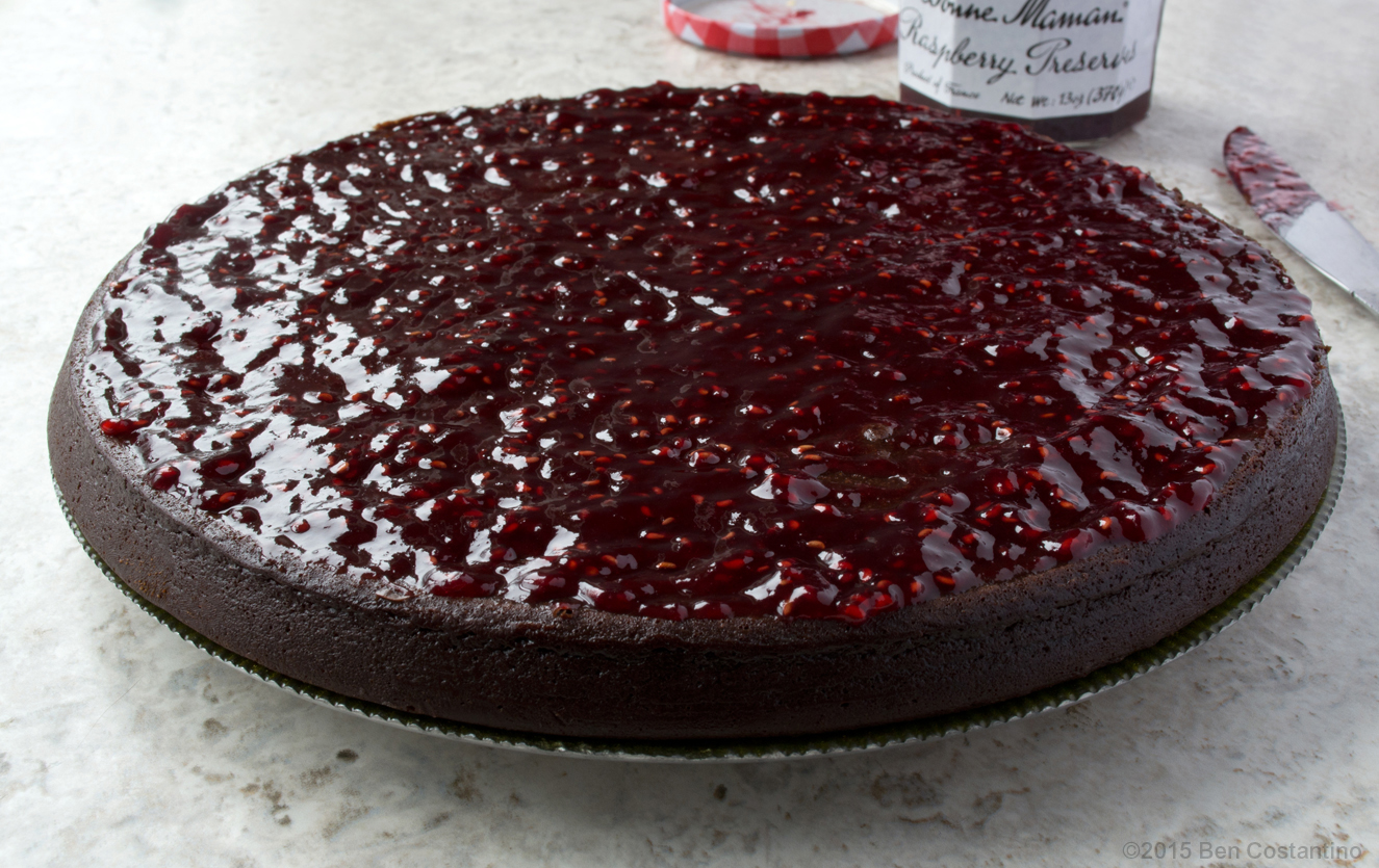 Flourless torte with raspberry preserves